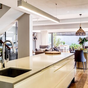 House | 5 bedrooms, desk, Internet - Tranquil Escape in Sea Point Aureto (Cape Town)