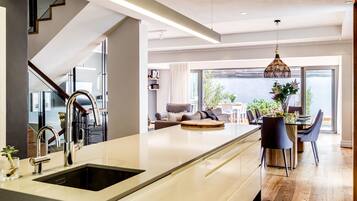 Villa | 5 bedrooms, desk, Internet