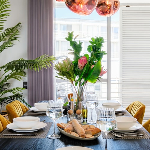 Waterfront Elegance at Harbour Bridge 413