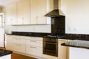 4 bedrooms, Internet - Modern Elegance Meets City Serenity at Meliora (Cape Town)