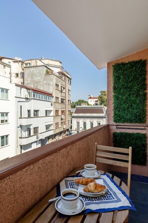 House - Holt - Dolce in Napoli (Bucharest)