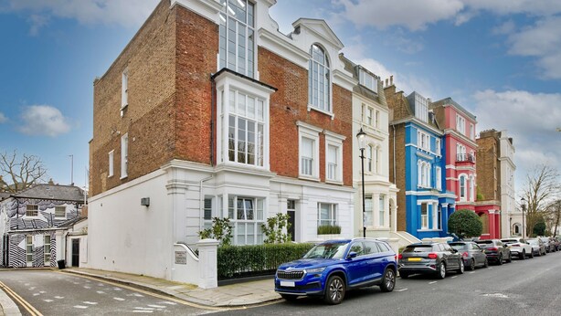 A row of colorful terraced houses with a blue car parked in front. - Charming 1 Bedroom 1 Bathroom Notting Hill (London)