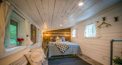 Cozy Cabin Little Red Hen 12 min to Magnolia