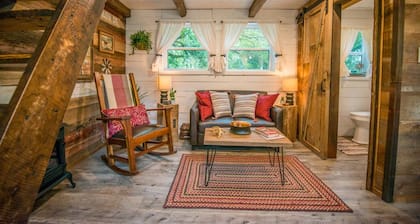 Cozy Cabin Little Red Hen 12 min to Magnolia