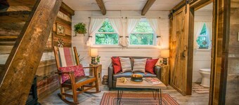 Cozy Cabin Little Red Hen 12 min to Magnolia