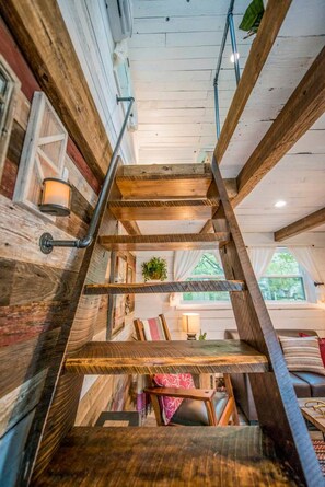 Apartment | 1 bedroom - Cozy Cabin Little Red Hen 12 min to Magnolia (Waco)