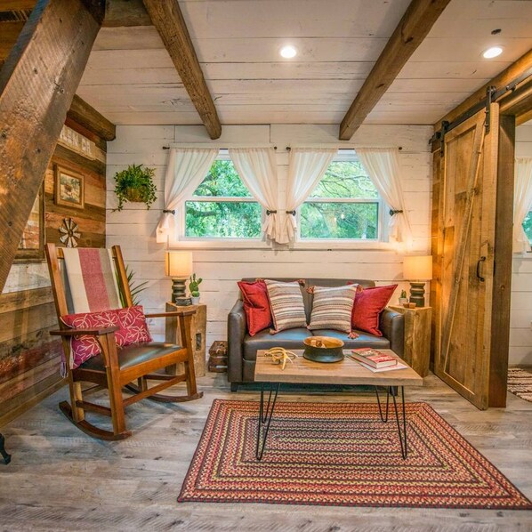 Apartment | 1 bedroom - Cozy Cabin Little Red Hen 12 min to Magnolia (Waco)