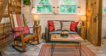 Cozy Cabin Little Red Hen 12 min to Magnolia