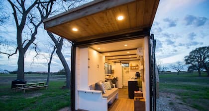 Stillwater House Tiny Container Home 12 min to Downtown Magnolia