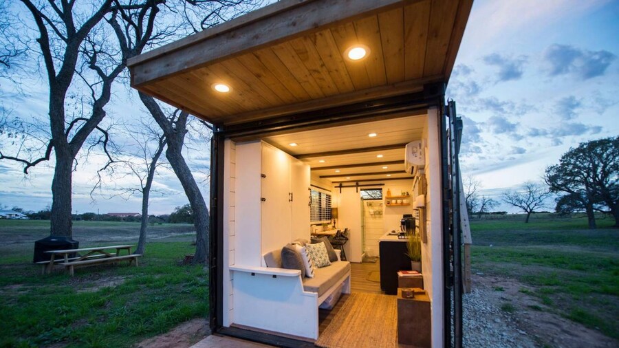 Stillwater House Tiny Container Home 12 min to Downtown Magnolia