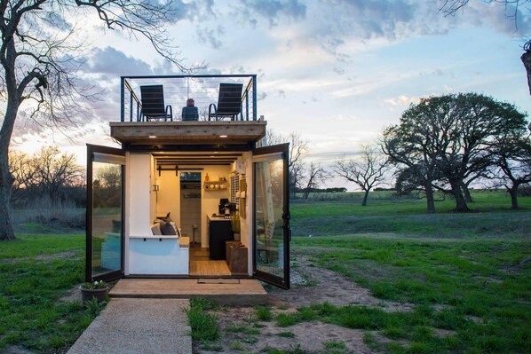 House | 1 bedroom, Internet - Stillwater House Tiny Container Home 12 min to Downtown Magnolia (Waco)