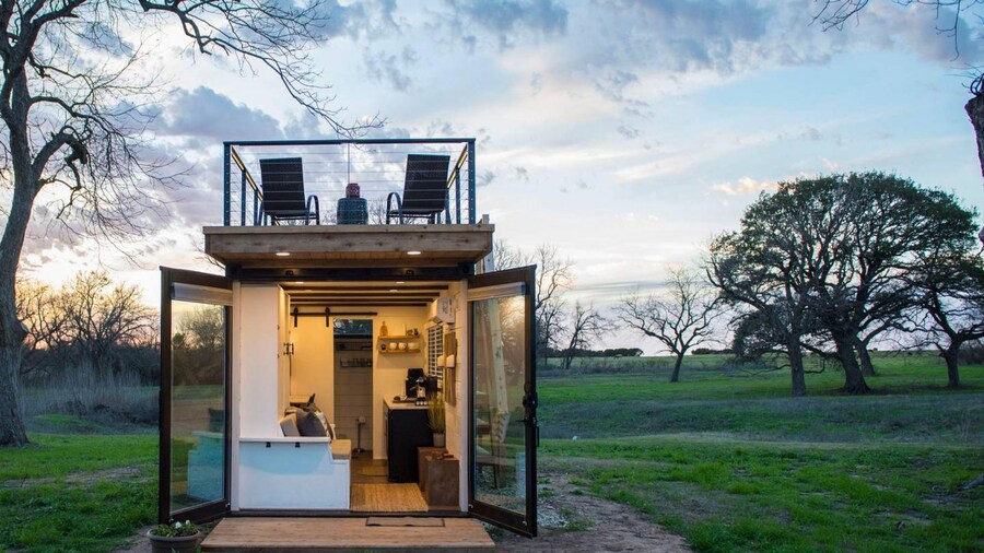 Stillwater House Tiny Container Home 12 min to Downtown Magnolia