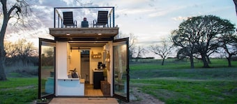 Stillwater House Tiny Container Home 12 min to Downtown Magnolia