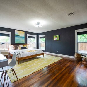 House | 5 bedrooms, Internet - The Mod Poppy Large Home 10 Minutes From it all (Waco)