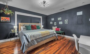 House | 5 bedrooms, Internet - The Mod Poppy Large Home 10 Minutes From it all (Waco)