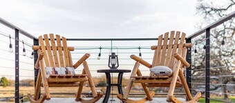 Deer Creek Tiny Container Home-12 Min to Magnolia