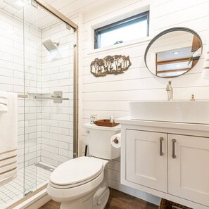 House | 1 bedroom, Internet - Deer Creek Tiny Container Home-12 Min to Magnolia (Waco)