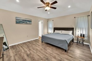House | 3 bedrooms - New Cozy Retreat Located 15 Minutes to Waco (Hewitt)