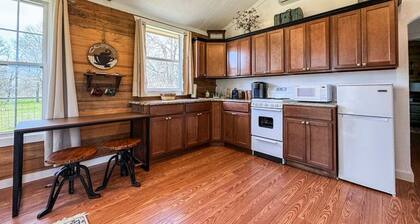 Wagon Wheel Cottage Couples Getaway in the Country