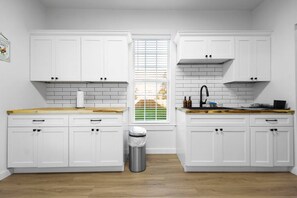 House | 2 bedrooms, iron/ironing board, Internet - New Charming 2-bedroom Home Minutes to Downtown (Waco)