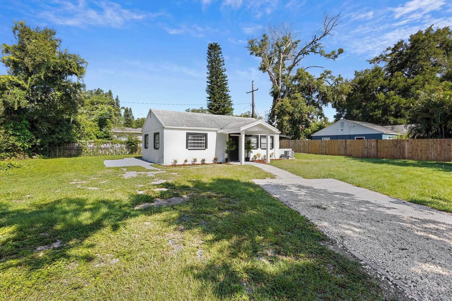 Cozy 2 Bed, 1 Bath Near Downtown
