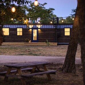 House | 1 bedroom, Internet - The Shoreline Container Tiny Home 12 min to Magnolia Baylor (Waco)
