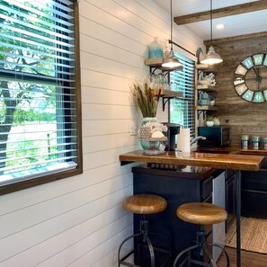 House | 1 bedroom, Internet - The Shoreline Container Tiny Home 12 min to Magnolia Baylor (Waco)