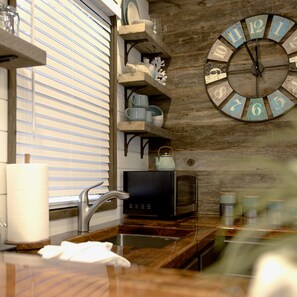 1 bedroom, Internet - The Shoreline Container Tiny Home 12 min to Magnolia Baylor (Waco)