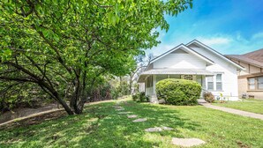 A residential house with a front yard, stone pathway, and a well-maintained lawn. - New Gathering Place on Columbus (Waco)