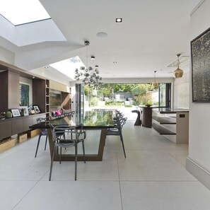 House | 7 bedrooms, Internet - Astounding 7bed Notting Hill Family Home w Private Garden Games Room Parking (London)