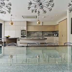 House | 7 bedrooms, Internet - Astounding 7bed Notting Hill Family Home w Private Garden Games Room Parking (London)