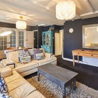 2 habitaciones y tabla de planchar con plancha 