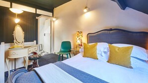 A hotel room with a bed, a desk with a mirror, a chair, and a lamp. - Host Stay Dotty s Coastal Retreat (Saltburn-by-the-Sea)