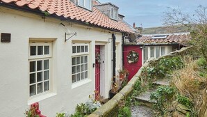 A traditional house with a red door, white walls, and a tiled roof. - Host Stay Dotty s Coastal Retreat (Saltburn-by-the-Sea)