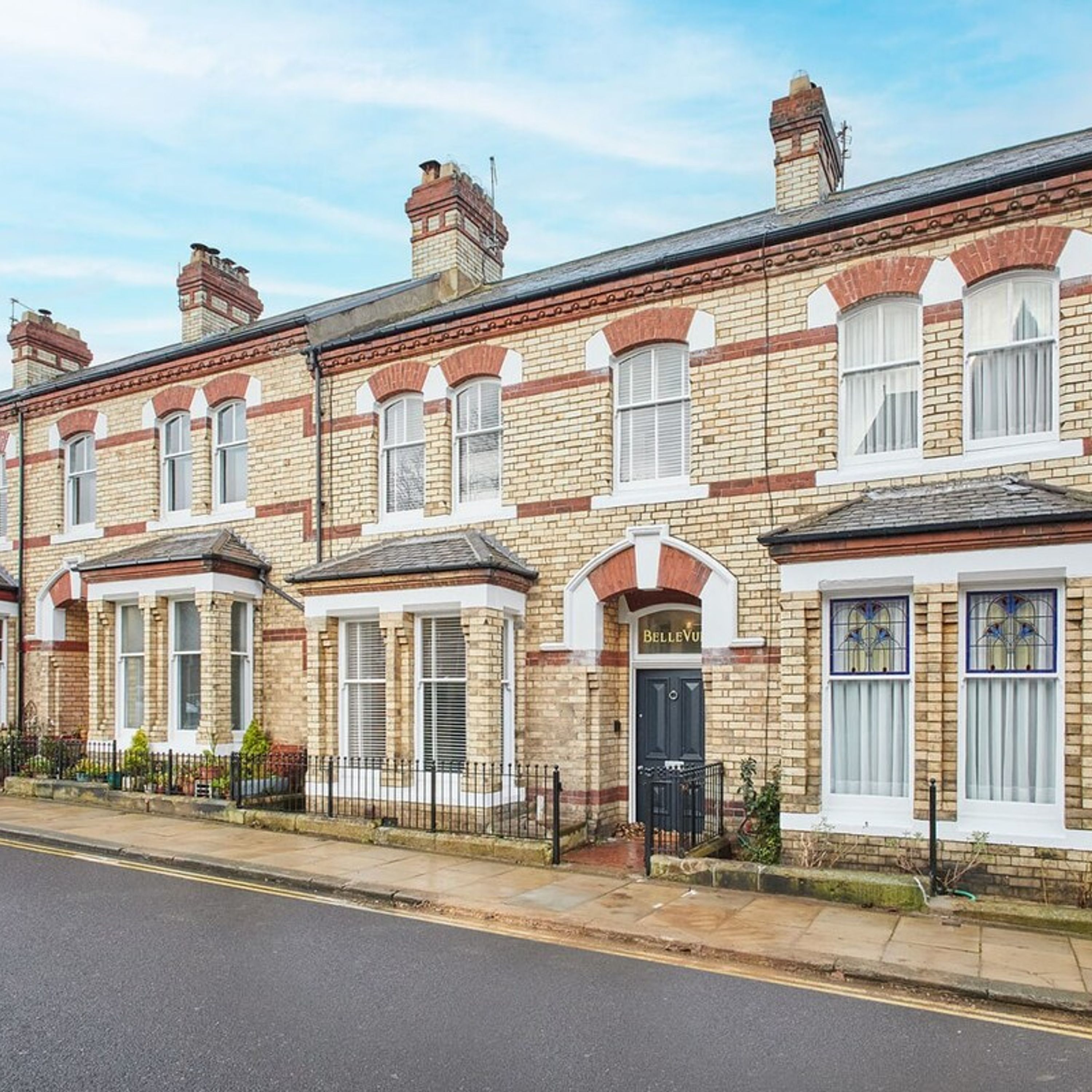 3 chambres, fer et planche à repasser