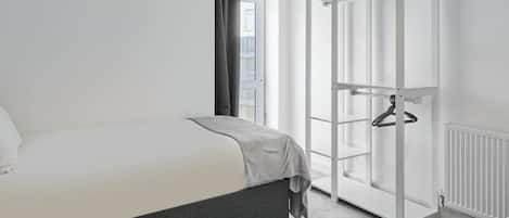 2 habitaciones y tabla de planchar con plancha