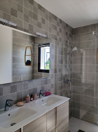 Shower, hair dryer, towels, soap. Les Papillons D'uzès
