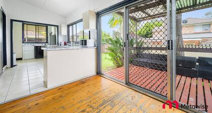 Metawise/parramatta Cozy Room With Furniture Wifi