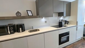 Apartment | Private kitchen | Fridge, stovetop, electric kettle, cookware/dishes/utensils - Modern 2 Bed With Parking Bham Jewellery Quarter (Birmingham)