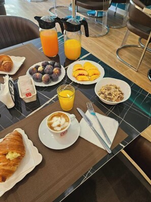 Café da manhã com buffet grátis todos os dias