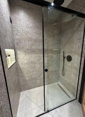 Habitació triple, bany privat | Bany