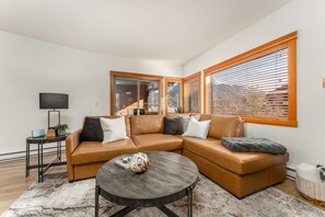 Una Smart TV, una chimenea