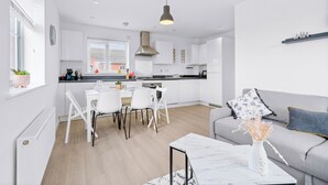 Full-sized fridge, microwave, oven, stovetop - Bridge House by Tŷ SA (Newport)