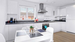 Full-sized fridge, microwave, oven, stovetop - Bridge House by Tŷ SA (Newport)