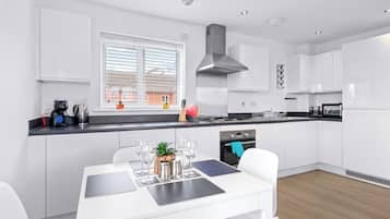 Full-size fridge, microwave, oven, stovetop
