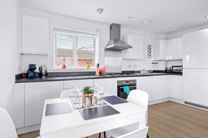 Täysikokoinen jääkaappi, mikroaaltouuni, uuni, liesi