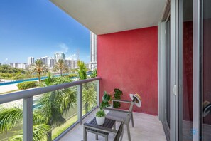 Room - Tropical Apartment Balcony Resort w Pool Gym (Hallandale Beach)