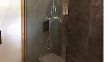 Een douche, een haardroger, handdoeken, toiletpapier