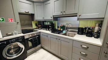 Fridge, oven, stovetop, coffee/tea maker