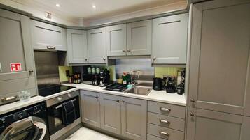 Fridge, oven, stovetop, coffee/tea maker